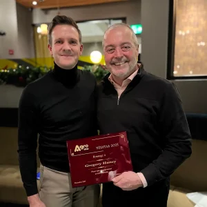 Stéphane Beaucage avec Greg Haney qui reçoit le Prix Méritas en 2023